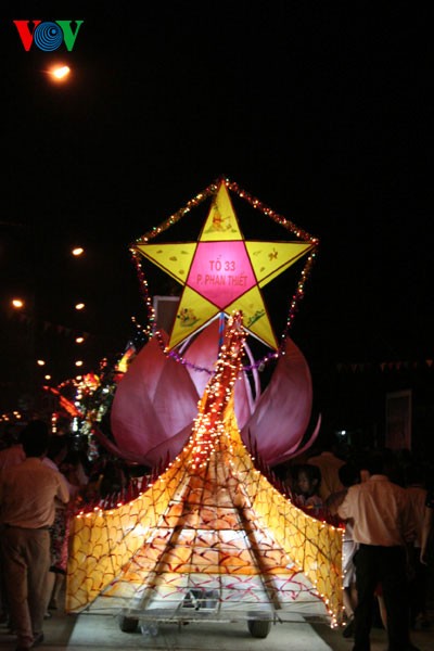 Lantern parade celebrates mid-autumn festival  - ảnh 4